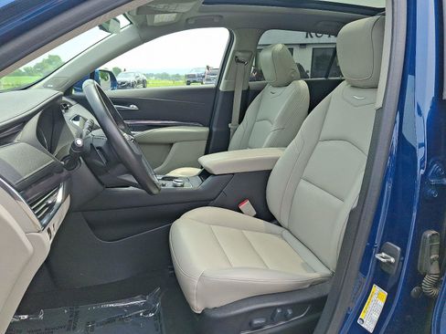 Used 2019 Cadillac XT4 Luxury w/ Cold Weather Package FWD image 14