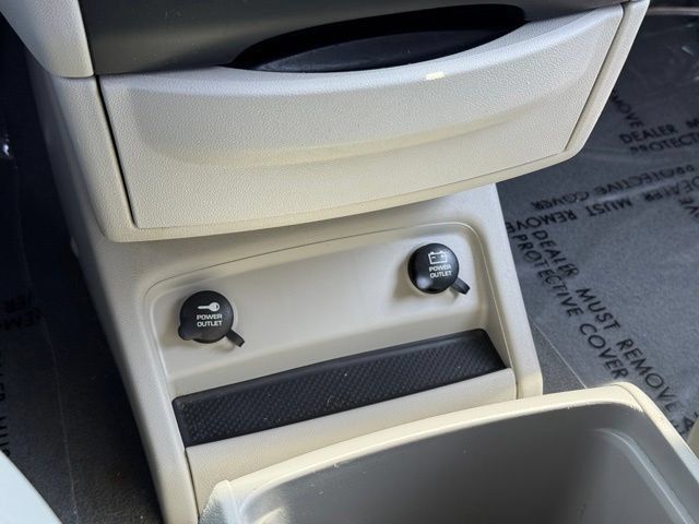 Used 2013 Volkswagen Routan SE FWD image 15