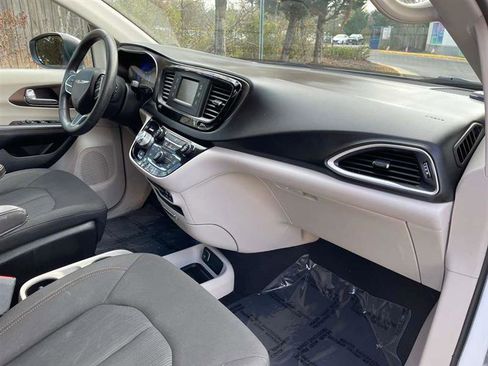 Used 2017 Chrysler Pacifica LX image 54