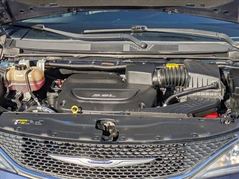 Used 2018 Chrysler Pacifica Touring-L Plus image 22