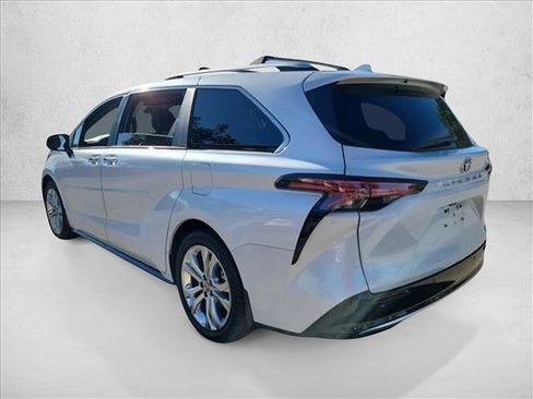 Used 2024 Toyota Sienna Platinum image 7
