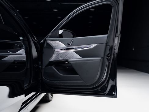 Used 2023 BMW i7 xDrive60 w/ Executive Package 2 image 58