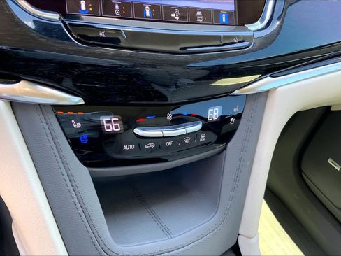 Used 2024 Cadillac XT6 Premium Luxury w/ Technology Package FWD image 31