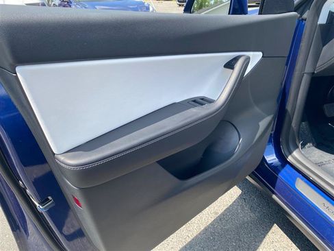Used 2024 Tesla Model Y Long Range AWD/4WD image 9