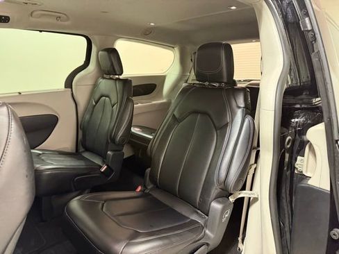 Used 2024 Chrysler Pacifica Touring-L image 23