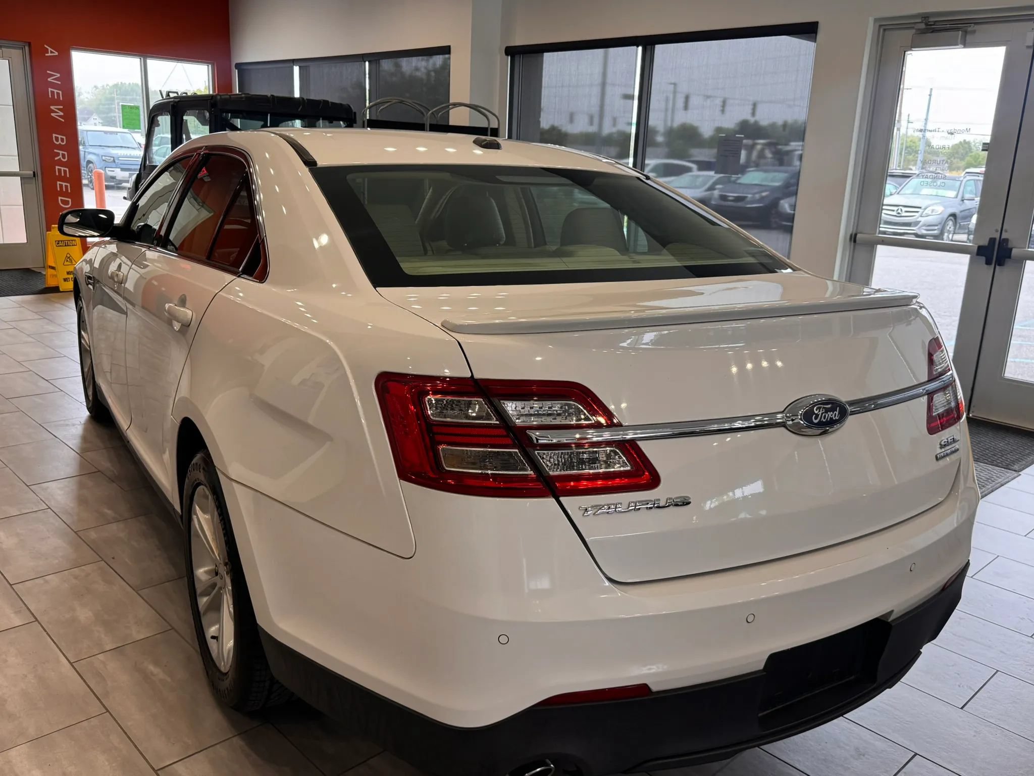 Used 2016 Ford Taurus SEL FWD image 13