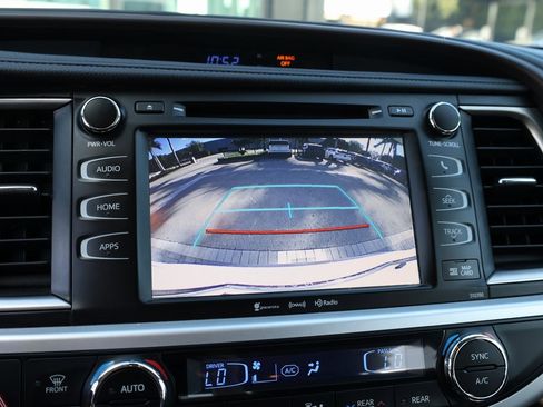 Used 2019 Toyota Highlander XLE image 32