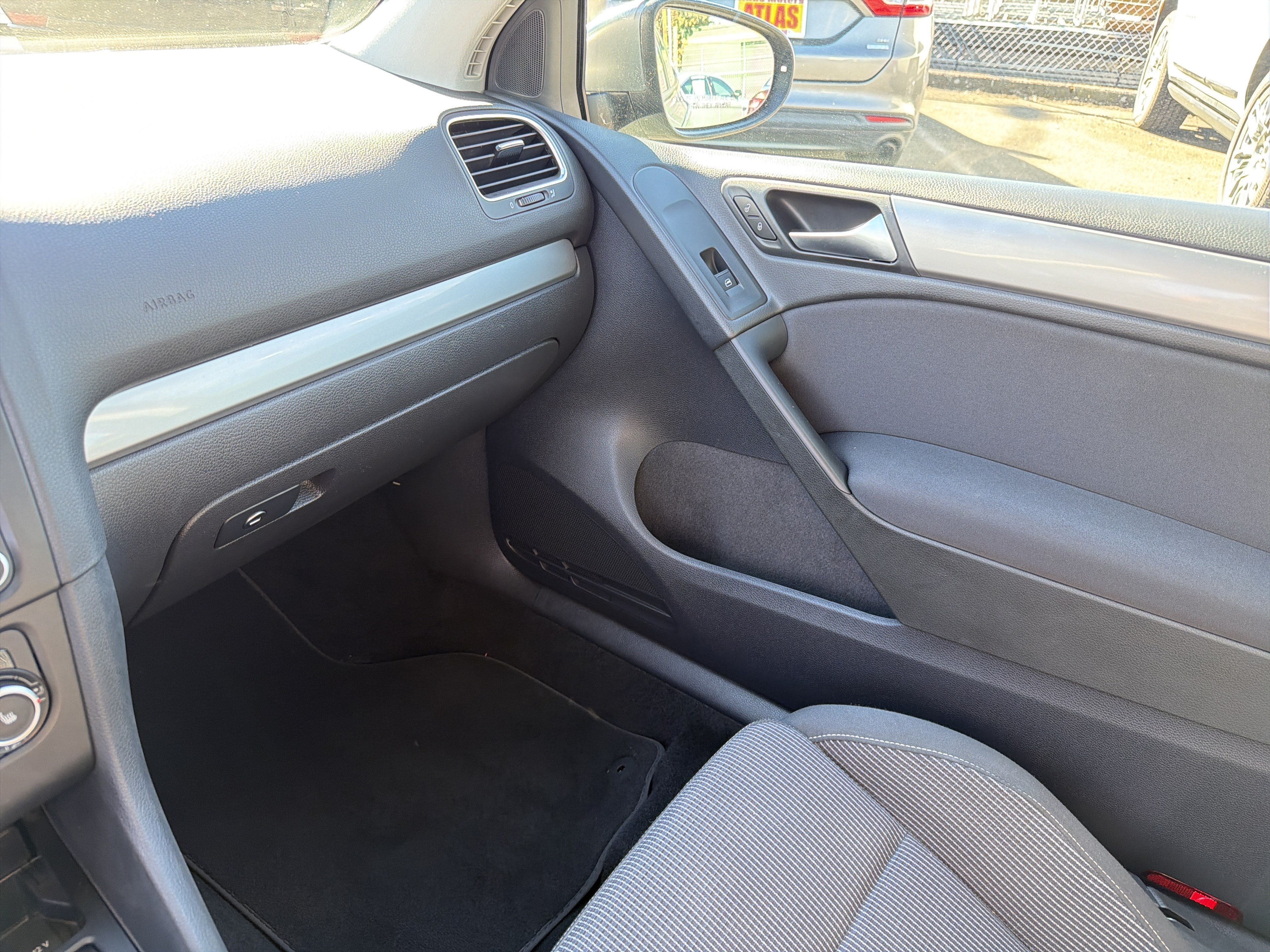 Used 2012 Volkswagen Golf 2-Door FWD image 23