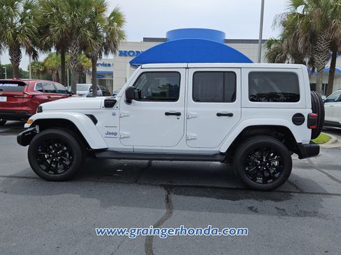Used 2023 Jeep Wrangler Unlimited Sahara AWD/4WD image 2