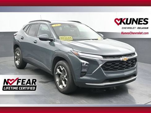 Used 2025 Chevrolet Trax LT FWD image 1