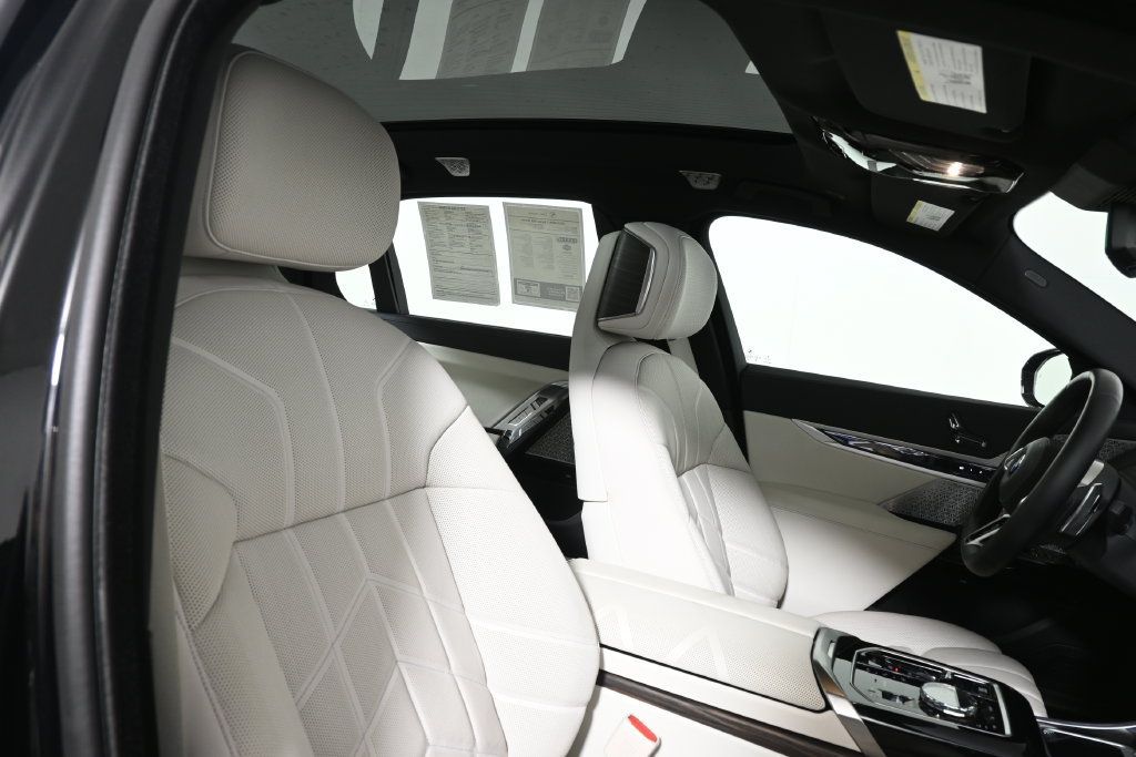 Certified 2023 BMW 760i xDrive w/ Executive Package AWD/4WD image 33