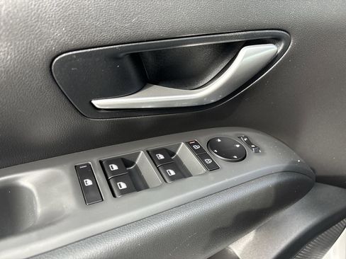 Used 2025 Hyundai Tucson SE image 12