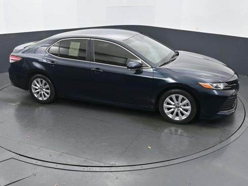 Used 2018 Toyota Camry LE image 33