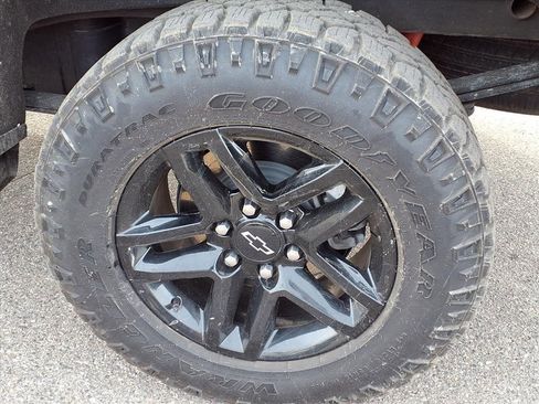 Used 2023 Chevrolet Silverado 1500 Custom Trail Boss w/ LPO, Dark Essentials Package image 9