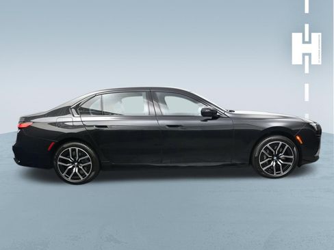 Used 2024 BMW 760i xDrive image 3