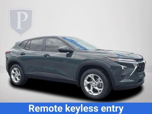 New 2026 Chevrolet Trax LS w/ LS Convenience Package FWD image 2