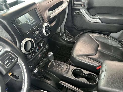 Used 2013 Jeep Wrangler Unlimited Rubicon w/ Connectivity Group AWD/4WD image 20