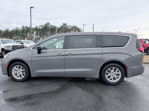 Used 2025 Chrysler Pacifica Select image 5