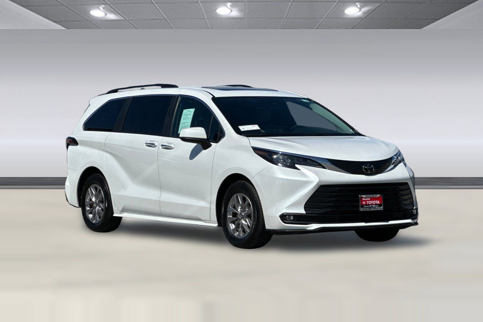Used 2026 Toyota Sienna XLE FWD image 7