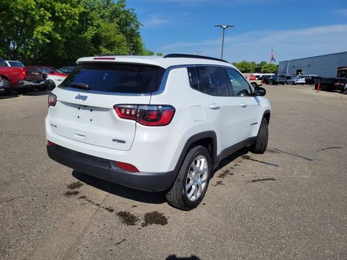 Used 2023 Jeep Compass Latitude AWD/4WD image 3