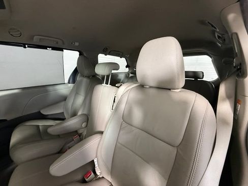 Used 2017 Toyota Sienna XLE Premium FWD image 24