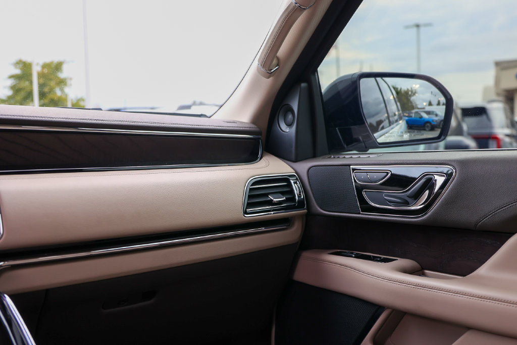 Used 2024 Lincoln Navigator Premiere AWD/4WD image 11