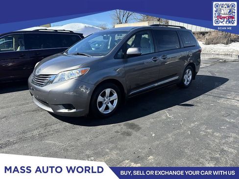 Used 2017 Toyota Sienna LE image 2