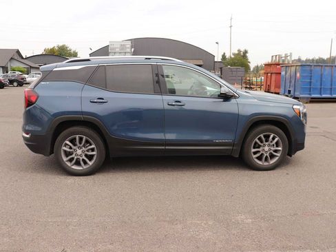 Used 2024 GMC Terrain SLT AWD/4WD image 4
