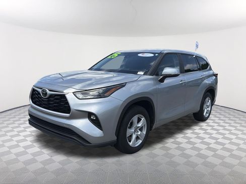 Certified 2025 Toyota Highlander LE FWD image 3