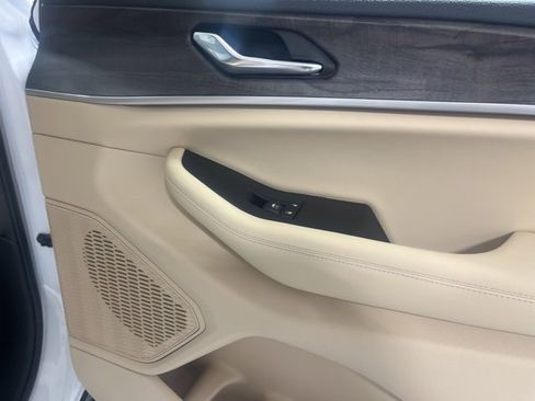 New 2025 Jeep Grand Cherokee Limited w/ Black Appearance Package image 18