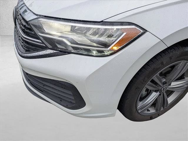 Used 2024 Volkswagen Jetta SE w/ Panoramic Sunroof Package FWD image 9
