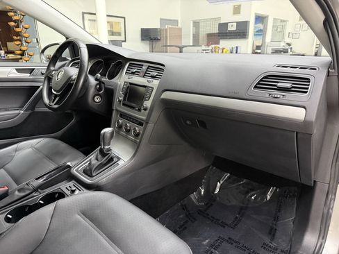 Used 2015 Volkswagen Golf 4-Door FWD image 18