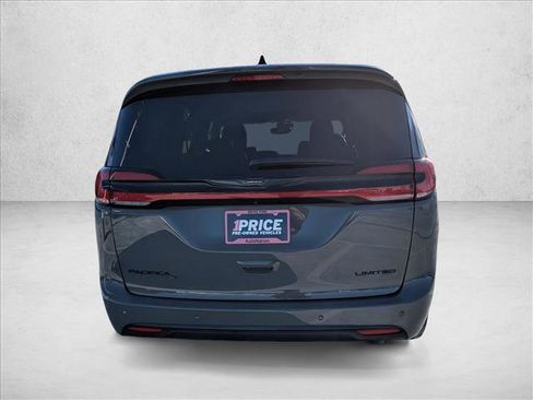 Used 2025 Chrysler Pacifica Limited image 6