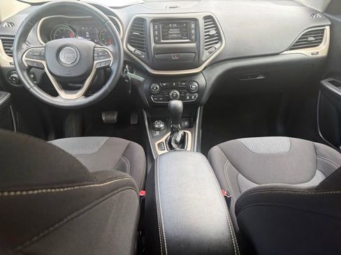 Used 2016 Jeep Cherokee Latitude AWD/4WD image 3