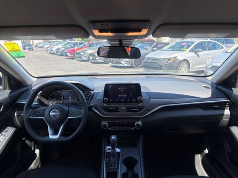 Used 2025 Nissan Altima 2.5 SV FWD image 33