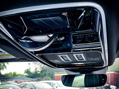 Used 2018 Land Rover Range Rover Velar R-Dynamic SE image 23