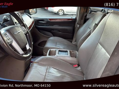 Used 2014 Chrysler Town & Country Touring image 9