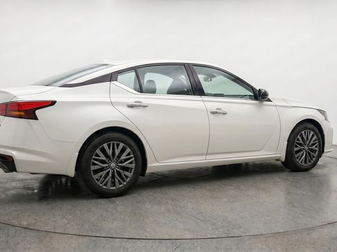 Used 2025 Nissan Altima 2.5 SV FWD image 9