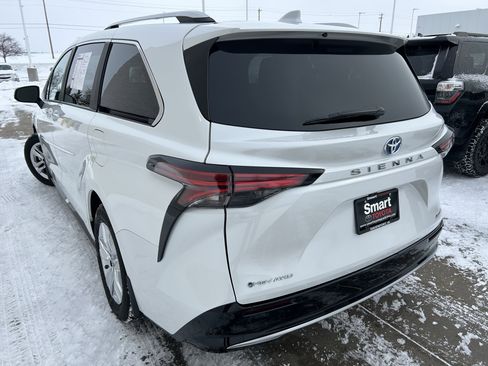 Used 2025 Toyota Sienna Limited image 4