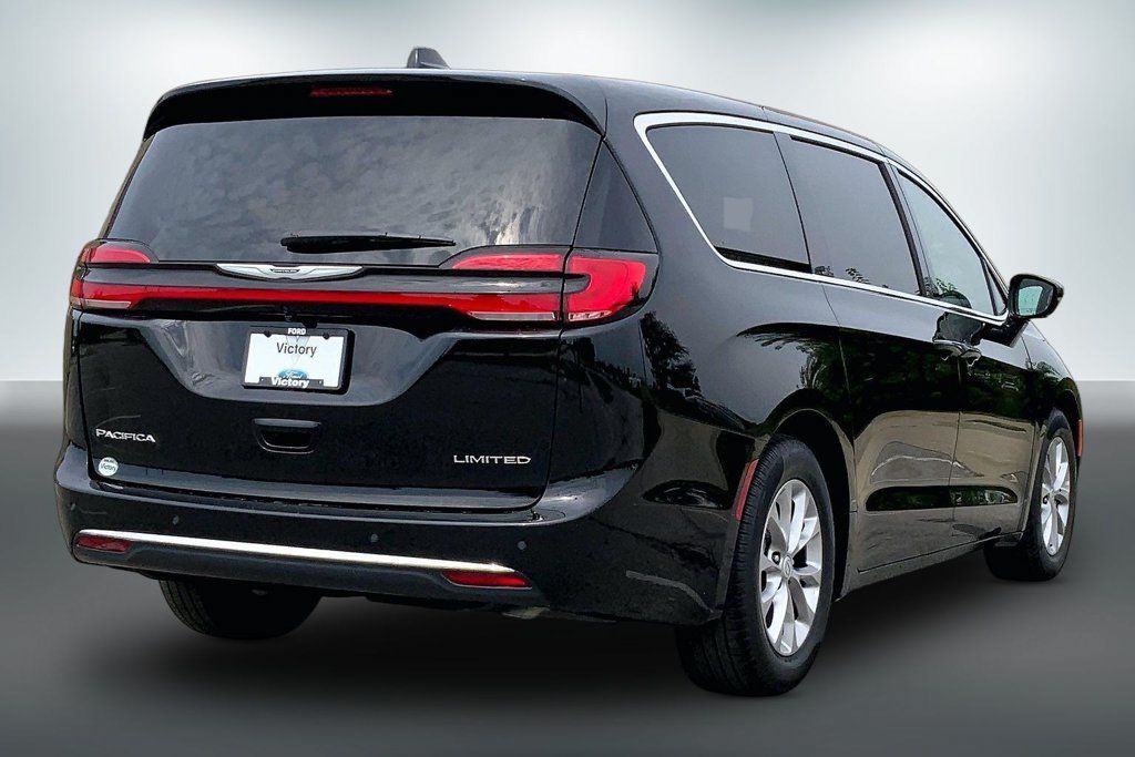 Used 2026 Chrysler Pacifica Limited FWD image 12