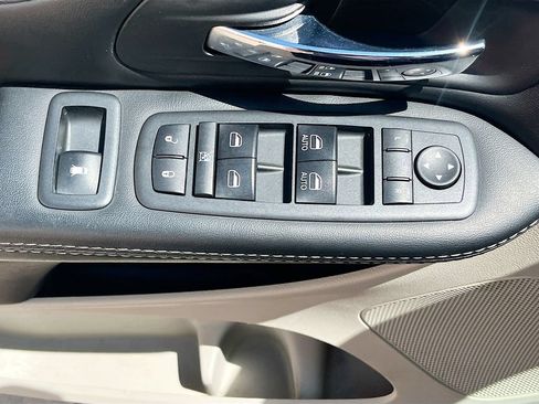 Used 2018 Dodge Grand Caravan SXT FWD image 17