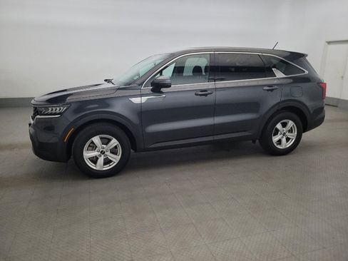 Used 2023 Kia Sorento LX FWD image 2
