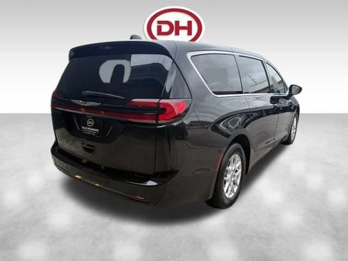 Used 2023 Chrysler Pacifica Touring-L FWD image 12