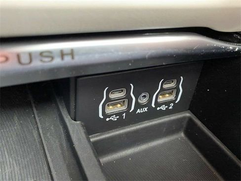 Used 2023 Chrysler Pacifica Limited image 39