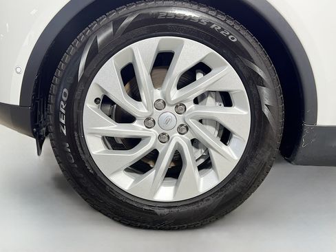 Used 2025 Land Rover Discovery S AWD/4WD image 14