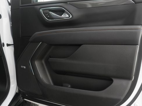 Used 2024 GMC Yukon XL AT4 w/ Technology Package image 9