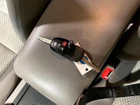 Used 2013 Toyota Camry LE image 28