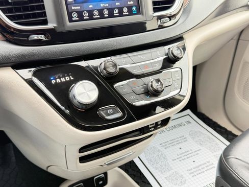 Used 2018 Chrysler Pacifica Touring-L image 22