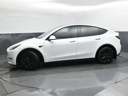 Used 2022 Tesla Model Y Long Range image 2