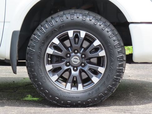 Used 2017 Nissan Titan PRO-4X w/ Pro-4x Convenience Package AWD/4WD image 14